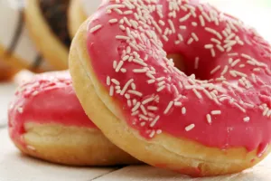 Trik mudah menempelkan meses ke donat agar merata dan antirontok