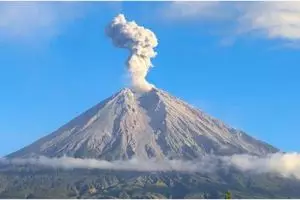 Terjadi guguran awan panas, status Gunung Semeru naik dari level siaga menjadi awas