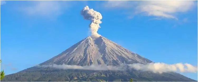 Terjadi guguran awan panas, status Gunung Semeru naik dari level siaga menjadi awas