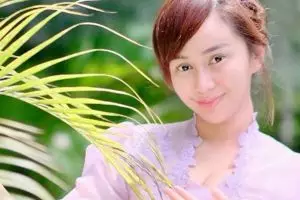 11 Momen Denise Chariesta lakukan melukat, berderai air mata mengingat dosa-dosa