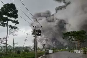 Enggan dievakuasi, warganet sesali keputusan ketua ponpes dekat Gunung Semeru