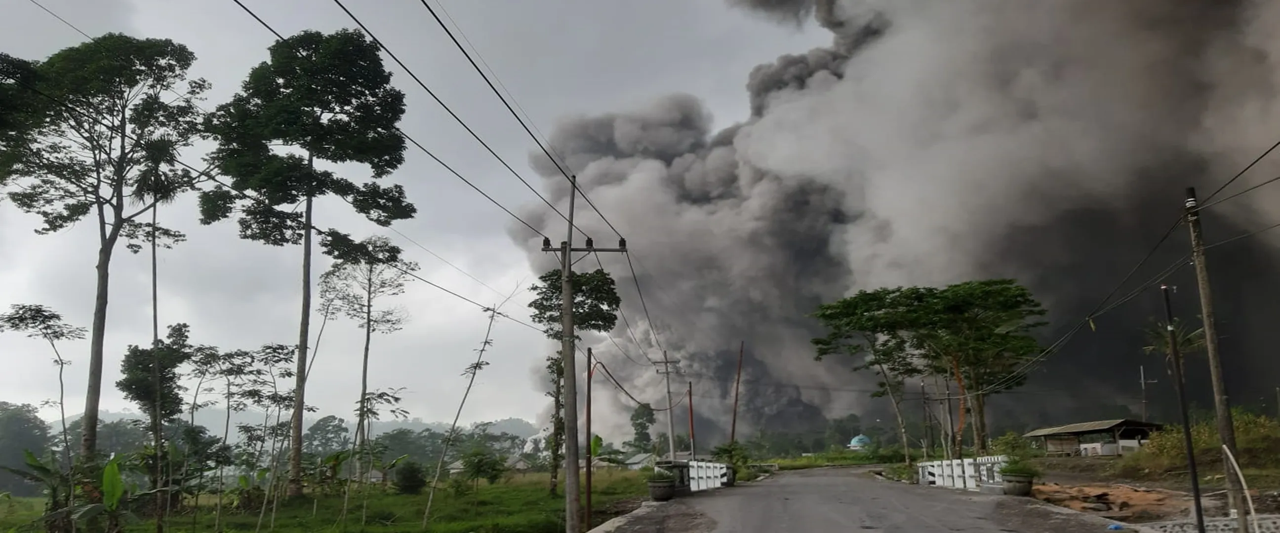 Enggan dievakuasi, warganet sesali keputusan ketua ponpes dekat Gunung Semeru