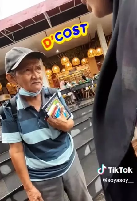 penjual buku jago bahasa Inggris & disebut mirip Habibie © berbagai sumber  penjual buku jago bahasa Inggris & disebut mirip Habibie © berbagai sumber