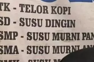 Pengin makan malah diajak mikir, 11 singkatan di spanduk menu ini nggak lazim banget