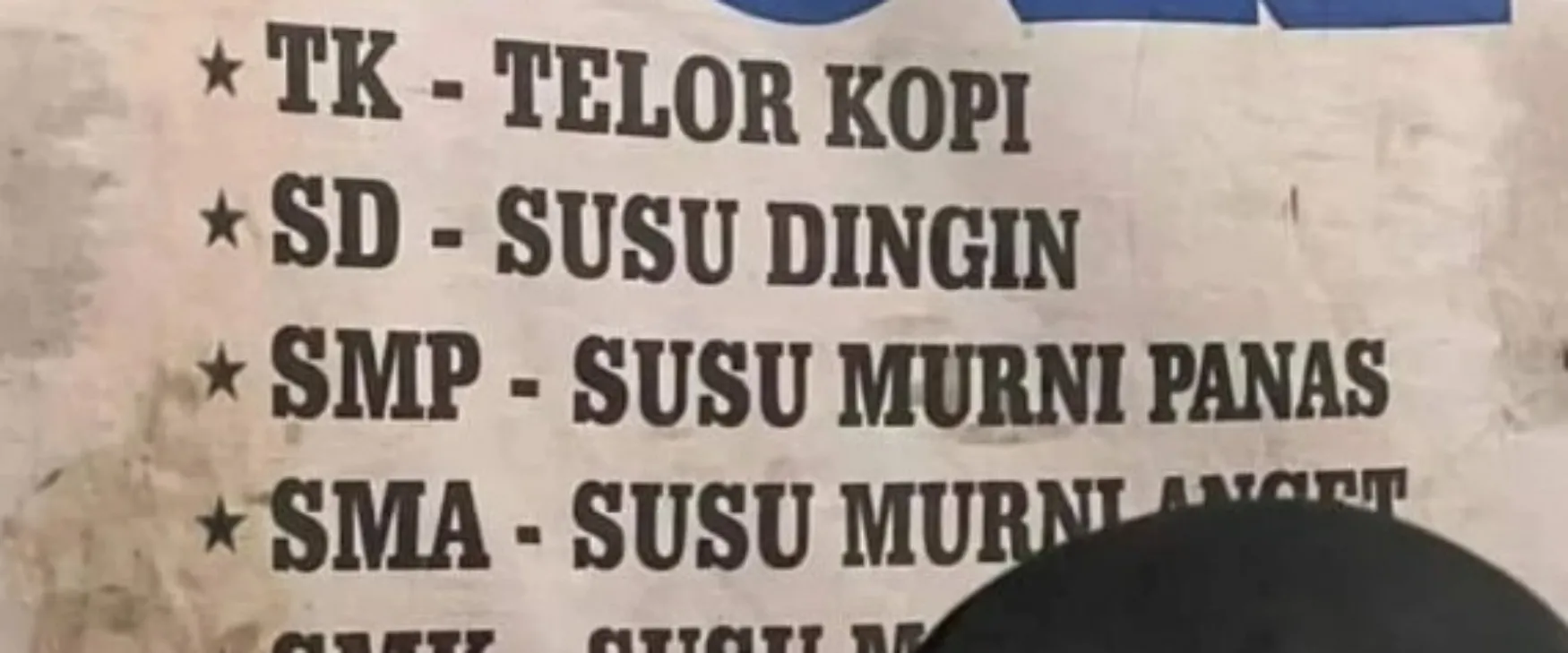 Pengin makan malah diajak mikir, 11 singkatan di spanduk menu ini nggak lazim banget
