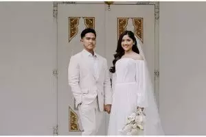 5 Penampakan kartu ucapan suvenir pernikahan Kaesang Pangarep dan Erina Gudono, elegan