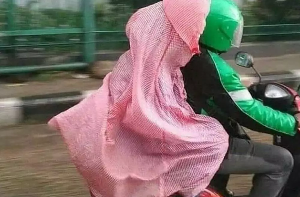 Naik kendaraan saat hujan Berbagai sumber Naik kendaraan saat hujan Berbagai sumber