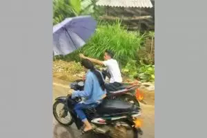 15 Kelakuan kocak orang naik kendaraan saat hujan ini ada-ada saja