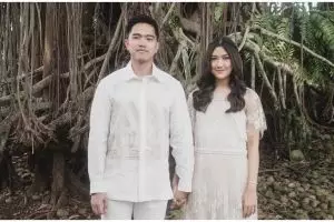 7 Potret detail undangan nikah Kaesang dan Erina, bernuansa klasik emas