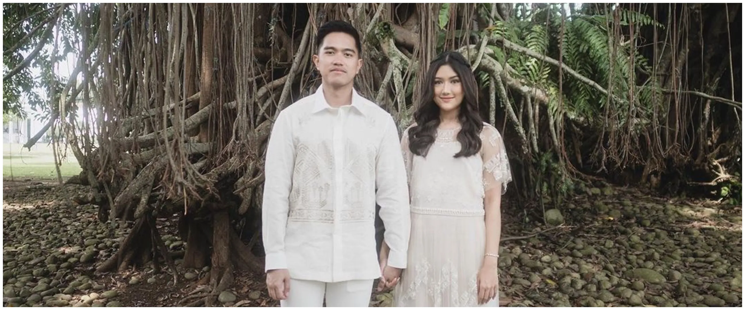 7 Potret detail undangan nikah Kaesang dan Erina, bernuansa klasik emas