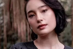 Percaya diri pamerkan bekas luka jerawat, ini 11 pesona Tatjana Saphira tanpa makeup