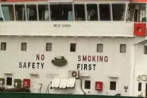 11 Potret nyeleneh tata letak tulisan kalimat bahasa Inggris ini jadinya bikin beda makna