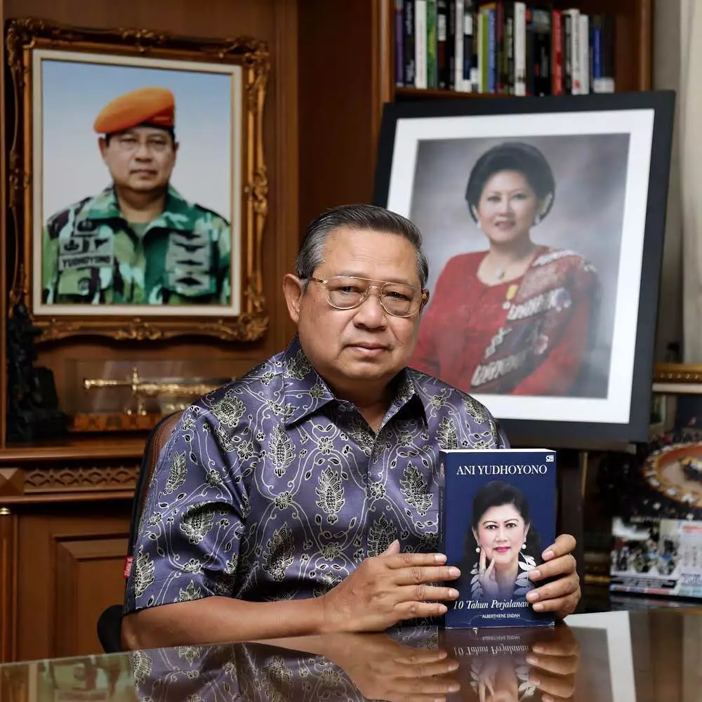 momen haru SBY terima undangan nikah Kaesang © berbagai sumber momen haru SBY terima undangan nikah Kaesang © berbagai sumber