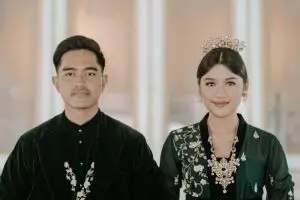 Anggun berkerudung hijau sage, ini 5 potret Erina Gudono jalani semaan Alquran