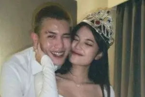 Simple nan elegan, begini 11 momen pertunangan Julian Jacob dan Mirriam Eka