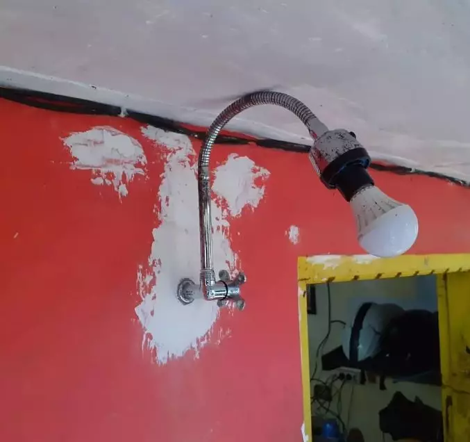 Tingkah nyeleneh orang pasang lampu © 2022 Instagram 