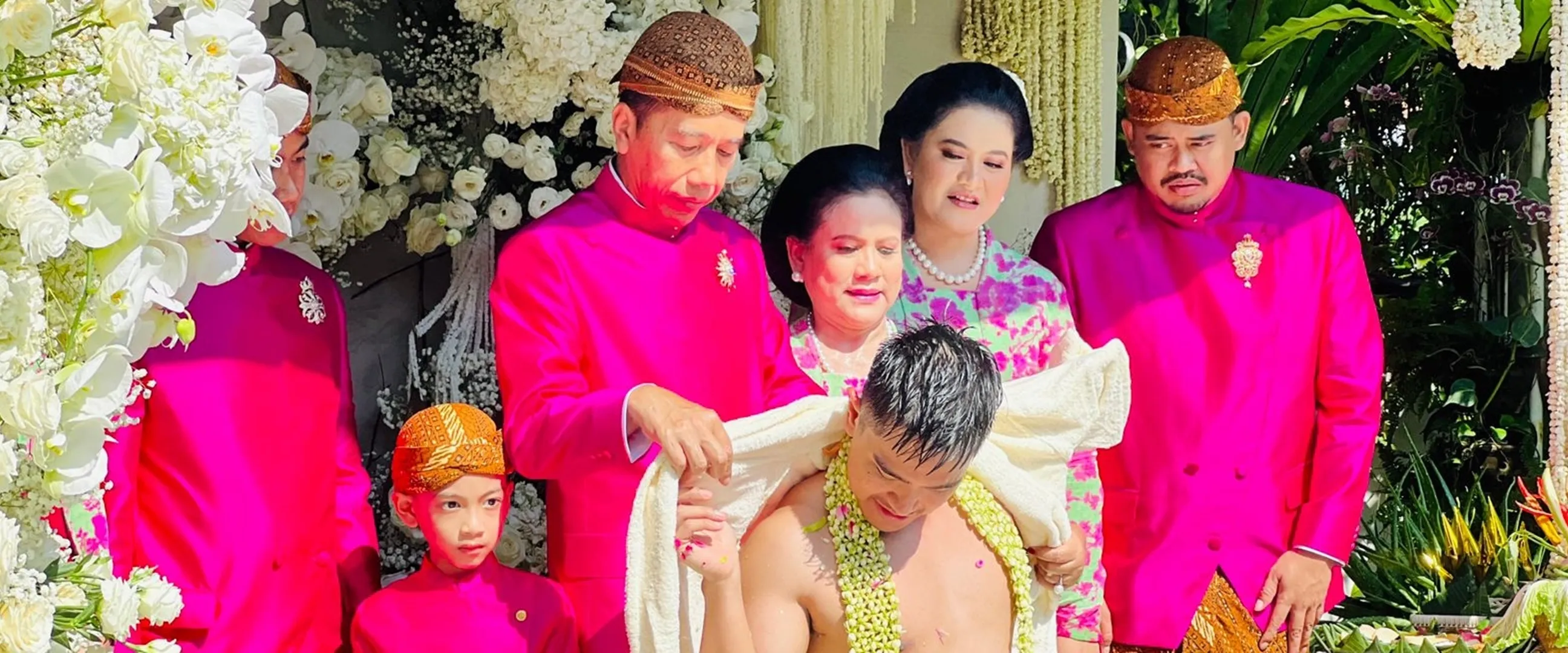 Tangis haru Iriana dan Bobby Nasuiton pecah iringi prosesi siraman Kaesang, intip 11 momennya