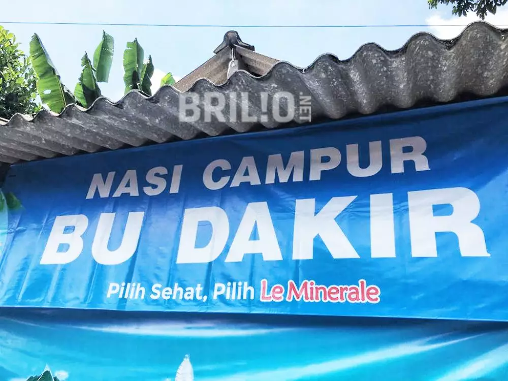 Warung Bu Dakir tetangga Erina Gudono © 2022 brilio.net Warung Bu Dakir tetangga Erina Gudono © 2022 brilio.net