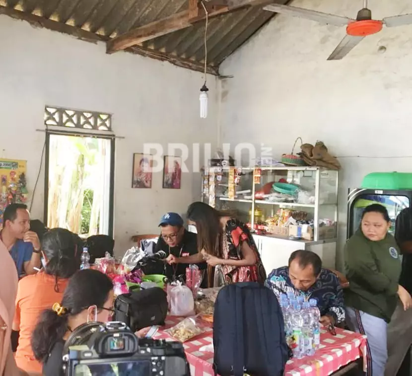 Warung Bu Dakir tetangga Erina Gudono © 2022 brilio.net Warung Bu Dakir tetangga Erina Gudono © 2022 brilio.net