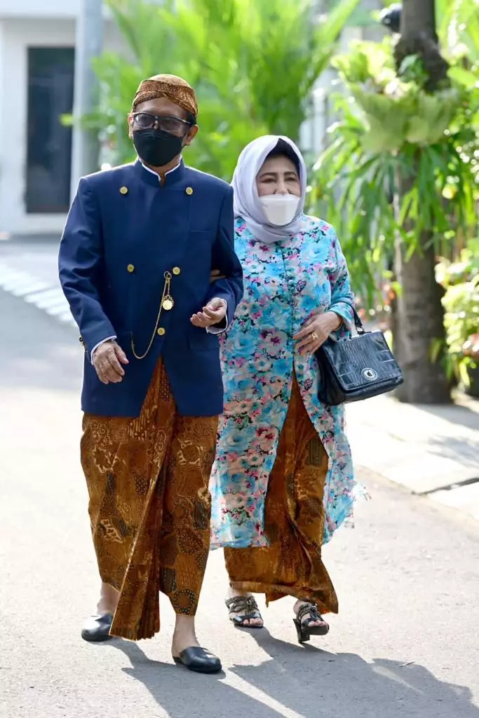 gaya menteri Jokowi di acara siraman Kaesang Pangarep © berbagai sumber gaya menteri Jokowi di acara siraman Kaesang Pangarep © berbagai sumber