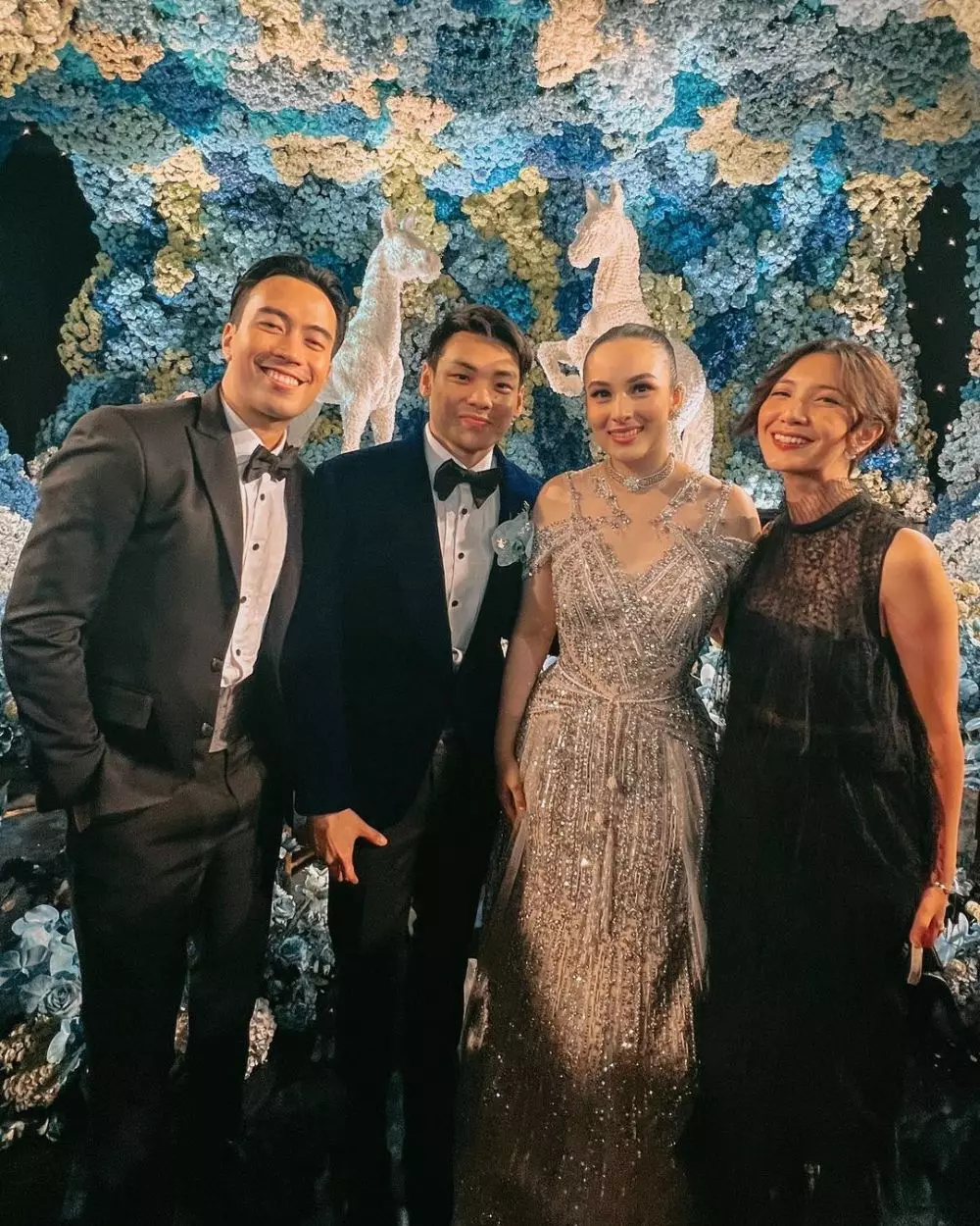 gaya seleb di resepsi Chelsea dan Rob Clinton © berbagai sumber gaya seleb di resepsi Chelsea dan Rob Clinton © berbagai sumber