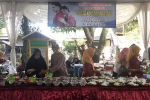 Sambut hari bahagia Kaesang-Erina, warga gelar nobar pernikahan dan makan gratis