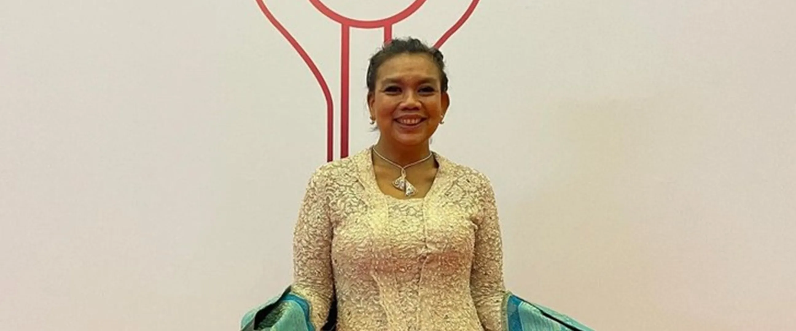Tak malu tampil dengan rambut beruban, intip 11 transformasi Tika Panggabean