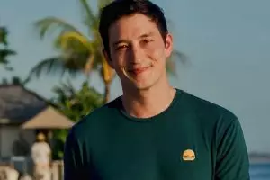 Pesona Mike Lewis saat muda disebut mirip Oppa Korea, ini 9 potretnya yang bikin para gadis melting