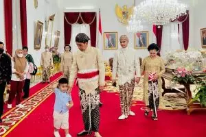 Momen lucu cucu ke-4 Presiden Jokowi emoh pakai beskap jelang akad nikah Kaesang, sang kakek membujuk