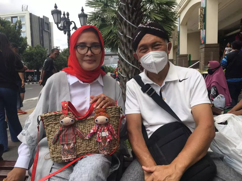 Warga antusias nonton pernikahan Kaesang-Erina, ada yang sengaja datang dari Bekasi © 2022 brilio.net