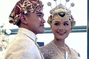 9 Potret detail makeup Erina Gudono di akad dan temu panggih, alis tanduk rusa bermakna luhur