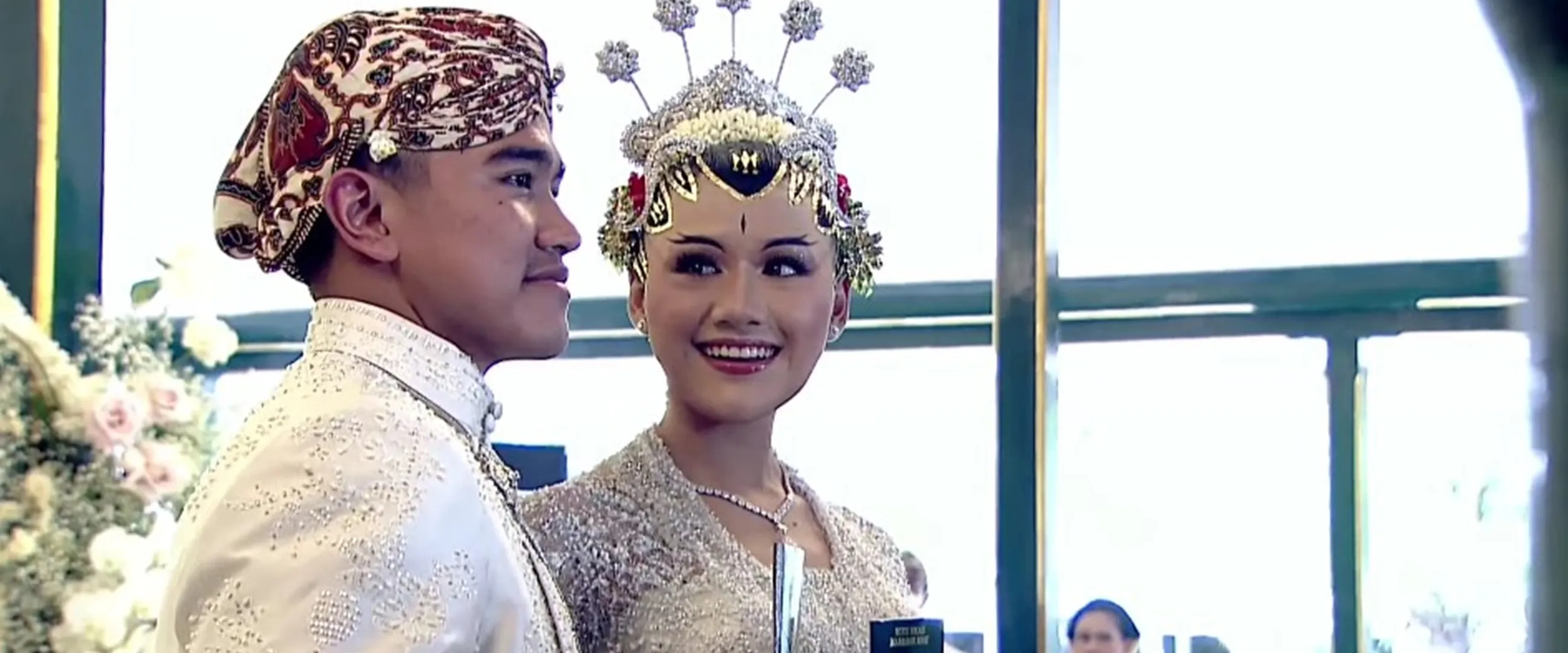 9 Potret detail makeup Erina Gudono di akad dan temu panggih, alis tanduk rusa bermakna luhur