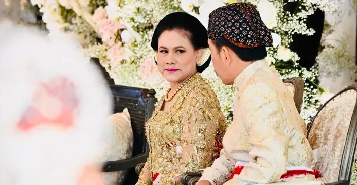 Disebut miliki wajah 'njawani', intip 10 pesona Iriana Jokowi di pernikahan ketiga anaknya