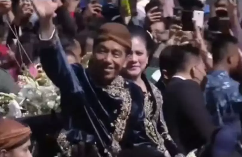 Jokowi rela berdiri di acara kirab pengantin  TikTok Jokowi rela berdiri di acara kirab pengantin  TikTok