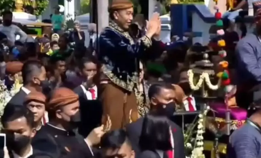 Jokowi rela berdiri di acara kirab pengantin  TikTok Jokowi rela berdiri di acara kirab pengantin  TikTok