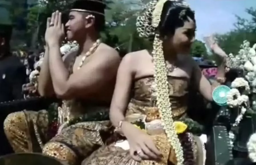 Jokowi rela berdiri di acara kirab pengantin  TikTok Jokowi rela berdiri di acara kirab pengantin  TikTok
