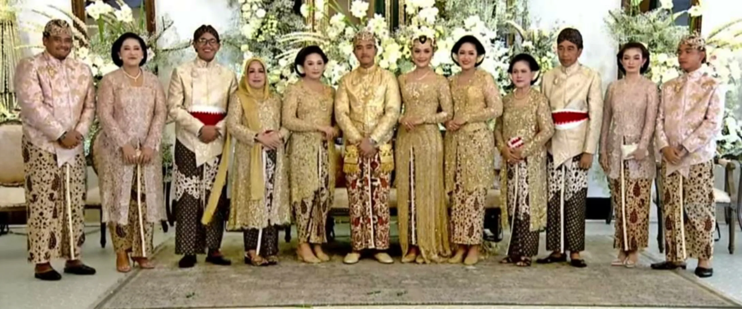 Penampilan keluarga Erina Gudono curi perhatian saat akad Kaesang-Erina, ini 11 potretnya