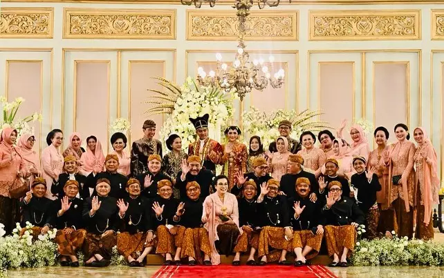 aksi kocak Sri Mulyani saat sesi foto menteri © berbagai sumber aksi kocak Sri Mulyani saat sesi foto menteri © berbagai sumber