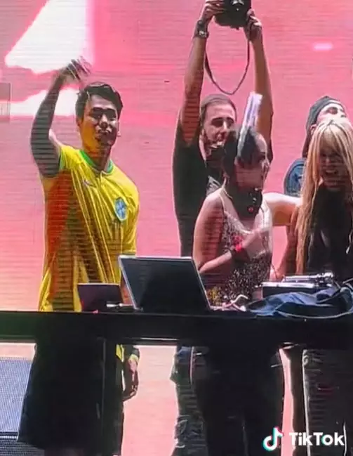 momen Chelsea nyanyi dan nge-DJ di konser musik © berbagai sumber