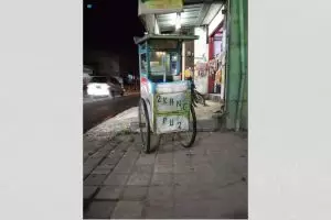 15 Potret tulisan di gerobak jualan ini bikin yang lihat mikir dua kali