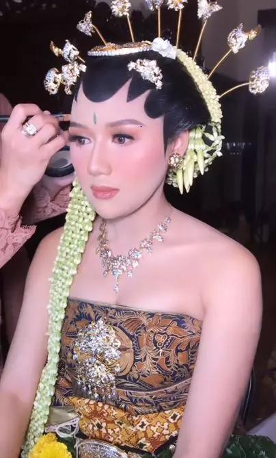 Makeup Artist ini unggah proses makeup Erina Gudono Instagram Makeup Artist ini unggah proses makeup Erina Gudono Instagram