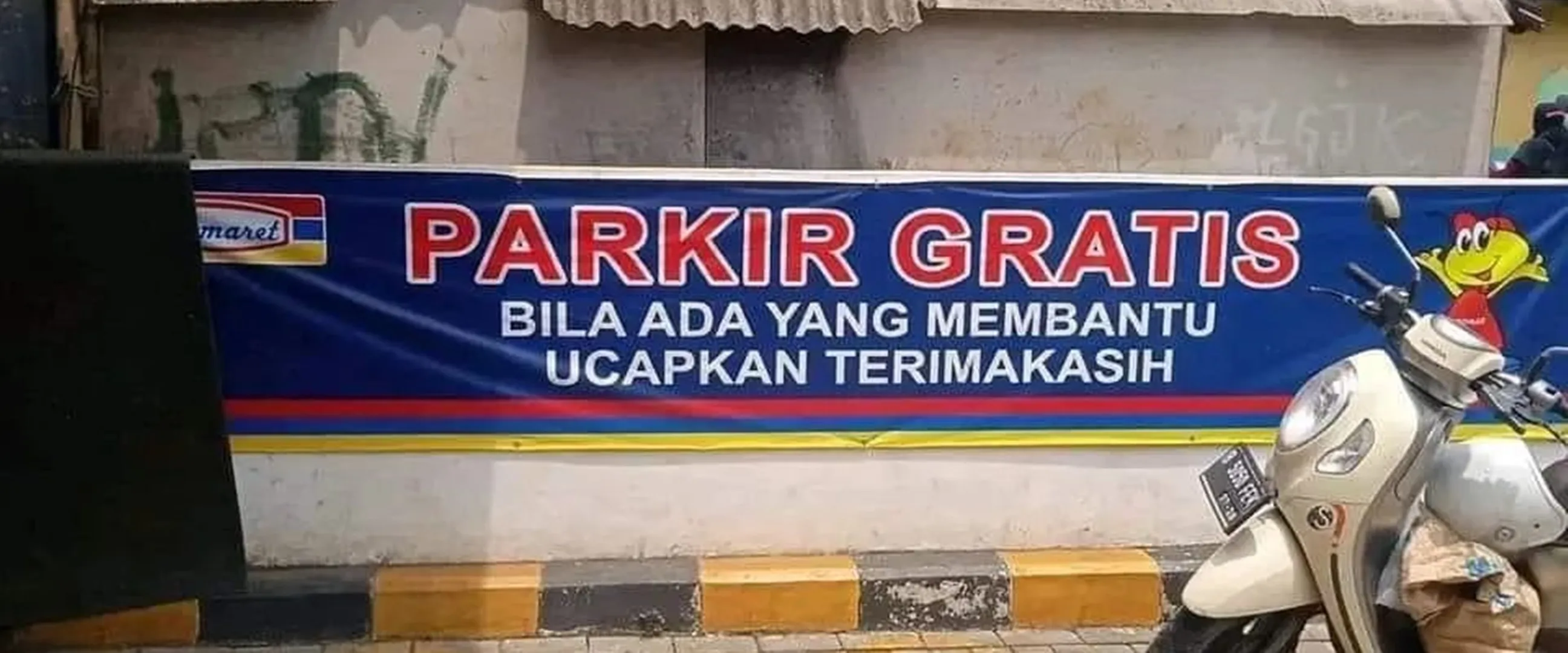 Bikin ragu-ragu mau parkir, 13 peringatan nyeleneh ini bingungin pengendara