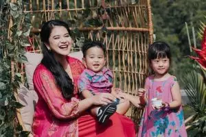 Tak pakai singlet, 9 pemotretan Al Nahyan dan Kahiyang ini bikin gemes maksimal