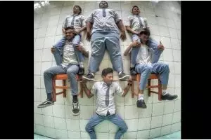 Bosan gaya itu-itu aja, ini 11 ide nyeleneh foto bareng teman yang bikin geleng kepala