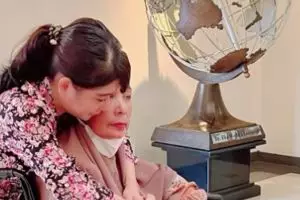 Alami kemajuan, ibunda Uut Permatasari sudah bisa berjalan setelah operasi angkat tumor