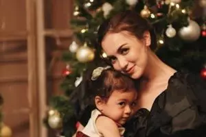 Makan malam jelang Natal, berikut 11 momen hangat keluarga Rianti Cartwright