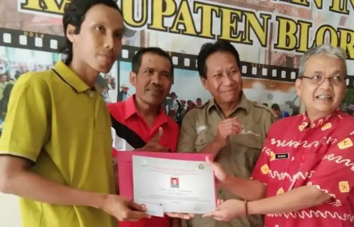 Kapolsek Kradenan dicopot usai jadi wartawan  © Twitter/@xboripx Kapolsek Kradenan dicopot usai jadi wartawan  © Twitter/@xboripx