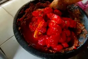 Nggak boleh asal, ini trik memilih dan menggoreng tomat untuk sambal matang