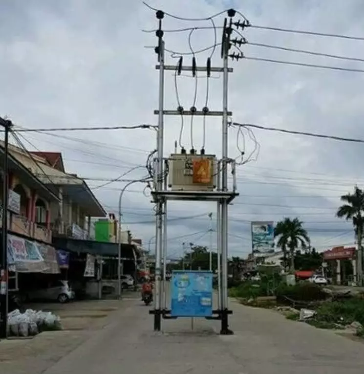 Posisi tiang listrik Berbagai sumber