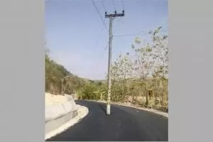 11 Penampakan posisi tiang listrik ini bikin yang lihat ngelus dada